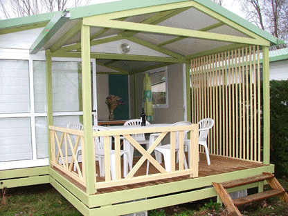 Terrasse au bord de l'étang de Damiatte