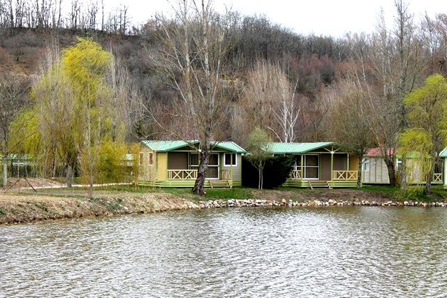 Chalets en bois sur les rives de l'étang