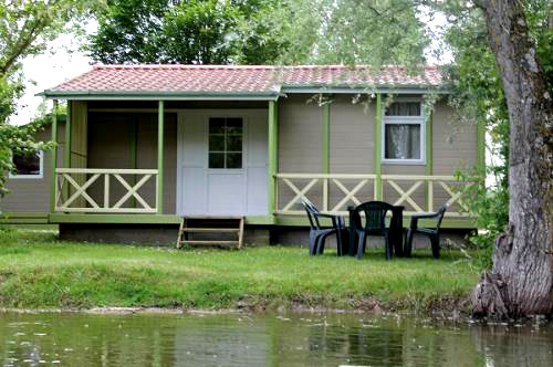 Chalet en bois en bord d'étang dans le Tarn