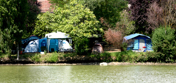 Tentes sur les rives de l’étang