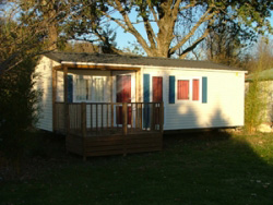 Mobil-home avec terrasse en bois Mobil-home avec terrasse en bois