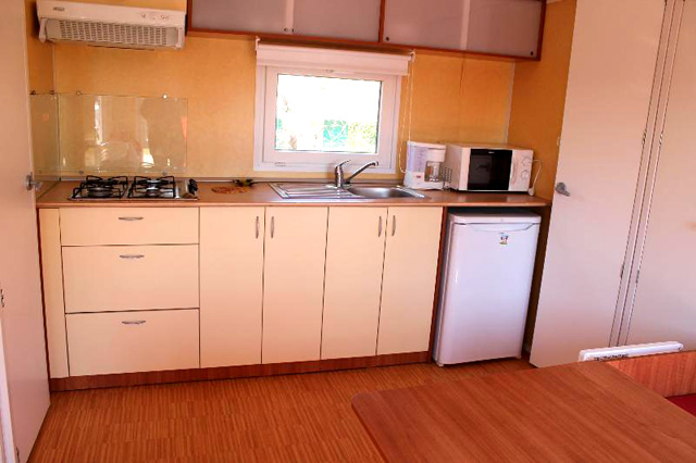 kitchenette du mobil-home avec terrasse kitchenette du mobil-home avec terrasse