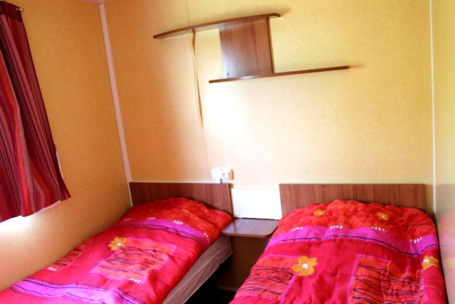 Lits séparés du mobilhome avec terrasse Lits séparés du mobilhome avec terrasse