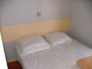 Chambre avec lit double du mobil-home