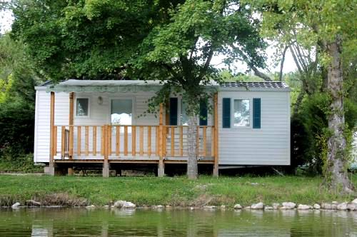 Mobilhome et sa terrasse en bois
