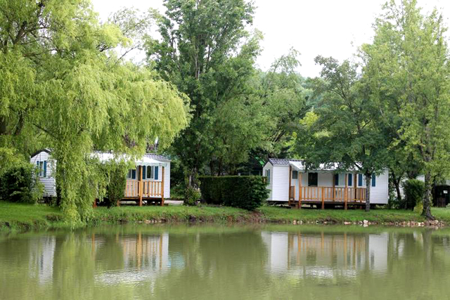 Mobilhomes au bord de l'étang de Damiatte