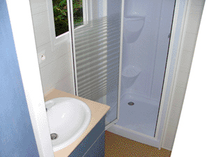 Salle de bain avec douche