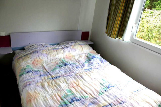 Chambre avec lit double du mobilhome