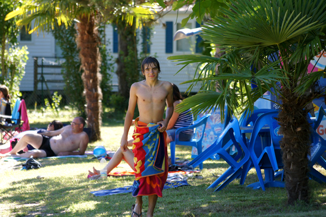 Un garçon revenant de la plage