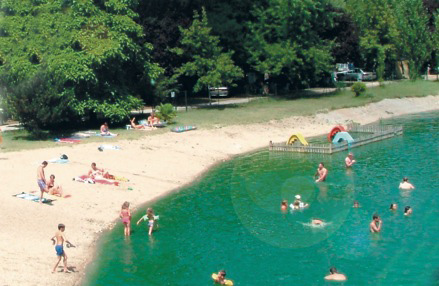 Plage du plan d’eau à Damiatte