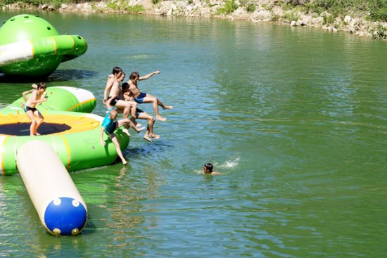 enfants dans la piscine naturelle